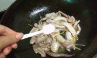很有食欲的双椒炒鱿鱼做法图解8)