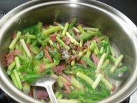 孩子爱吃牛肉炒蒜苔做法图解9)