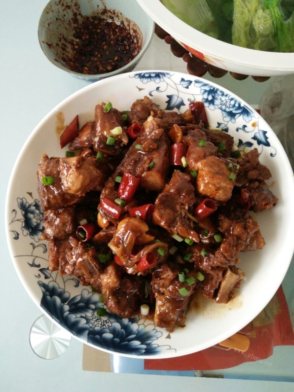 色泽鲜亮的红烧排骨
