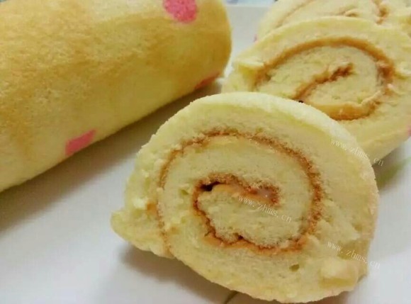 色泽鲜亮的蛋糕卷