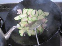 家常菜西葫芦炒肉片做法图解8)