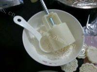 自制绿豆沙月饼做法图解8)