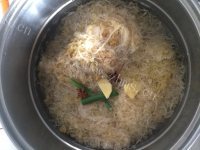 妈妈最爱的排骨炖酸菜做法图解4)