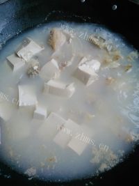 自制白贝鱼头豆腐汤做法图解13)