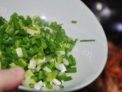 葱爆河虾做法图解5)