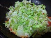 家常菜番茄炒菜花做法图解7)