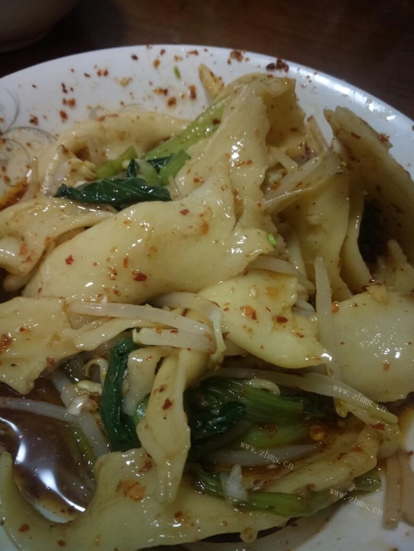 色泽鲜亮的油泼面