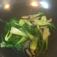 美味的香菇油菜炒面做法图解5)