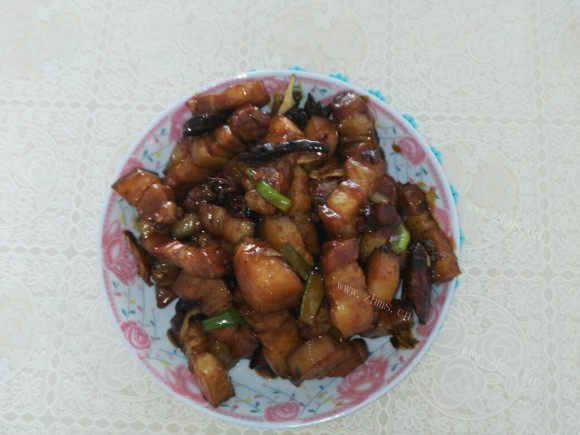 色泽鲜亮的红烧肉