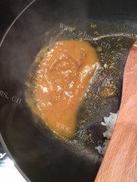 美味的海鲜咖喱蛋炒饭做法图解9)