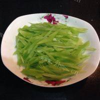 口感极佳的莴苣肉丝做法图解1)