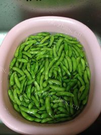家常啤酒盐水毛豆做法图解1)