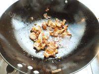 自制肉片焖豆角做法图解6)