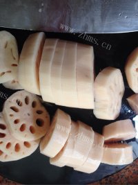 美味的红豆莲藕猪骨汤做法图解3)