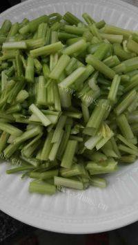 家常菜肉炒芹菜做法图解1)