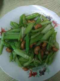家常菜西芹炒腰果