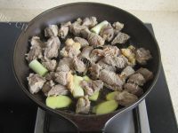 家常菜西红柿土豆炖牛肉做法图解4)