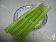 家常菜腊肉炒芹菜做法图解1)
