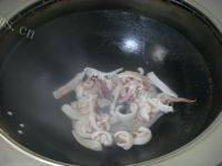味道香醇的芹菜炒鱿鱼做法图解3)