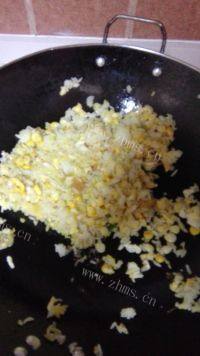 黄金玉米粒炒饭做法图解4)