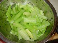 秀色可餐的炒芹菜做法图解1)