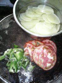 家常菜土豆炒西红柿做法图解2)