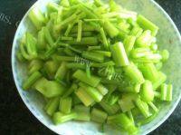家常菜芹菜炒腊肉做法图解1)