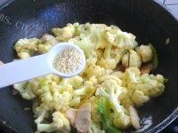 诱人的菜花炒肉片做法图解7)