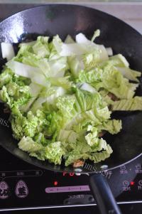 健康白菜炒肉浇面做法图解4)