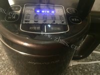美味的黑豆核桃豆浆做法图解3)