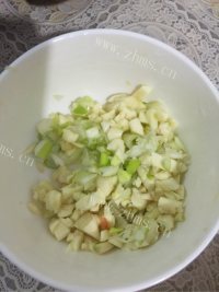诱人的蘑菇炒肉做法图解2)