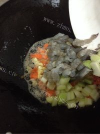 美味的虾仁炒饭做法图解5)