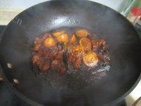 很有食欲的卤蛋红烧肉做法图解7)