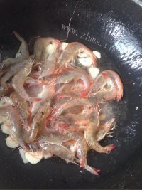 美味的爆炒河虾做法图解5)