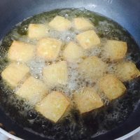 风味豆豉炖豆腐泡做法图解4)