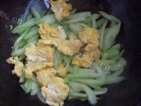 家常菜鸡蛋炒芹菜做法图解5)