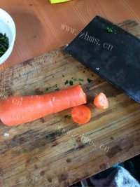 美味的青菜胡萝卜小米粥做法图解2)