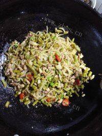 回味无穷的肉末酸豆角粉条做法图解11)