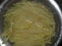家常菜酸辣土豆丝做法图解2)