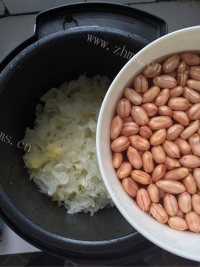 养人的银耳花生红枣羹做法图解5)