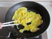 美味的丝瓜蘑菇炒鸡蛋做法图解4)
