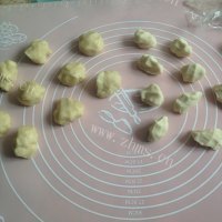 诱人的豆沙菊花酥做法图解3)