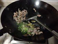美美厨房之蒜苔炒肉做法图解6)