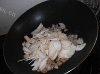 美美厨房之杏鲍菇炒肉做法图解5)