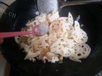 家常菜莲藕炒肉做法图解5)