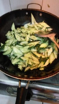喷香的黄瓜炒肉做法图解5)