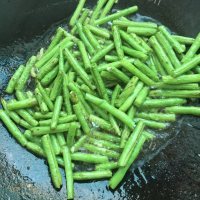 芳香四溢的长豆角炒肉做法图解5)