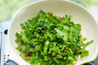 美味的萝卜缨子炒毛豆做法图解5)