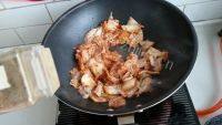 家常菜五花肉炒辣白菜做法图解7)