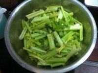 易做的芹菜炒肉做法图解2)
